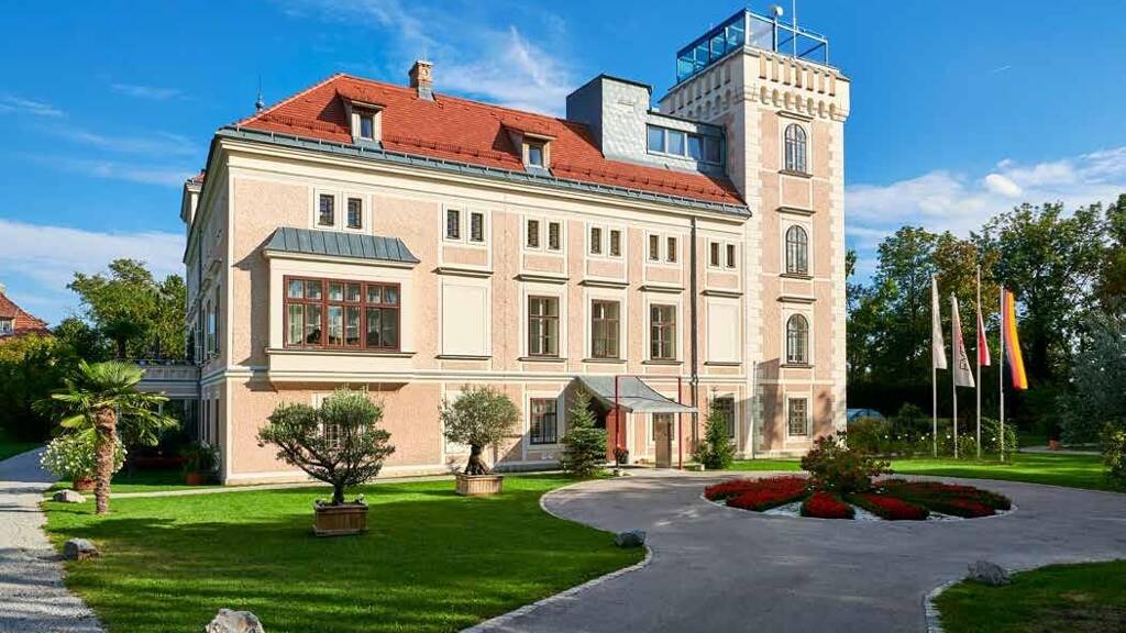 Schloss zum Kauf 2.200 m² 53.000 m² Grundstück Leopoldsdorf 2333