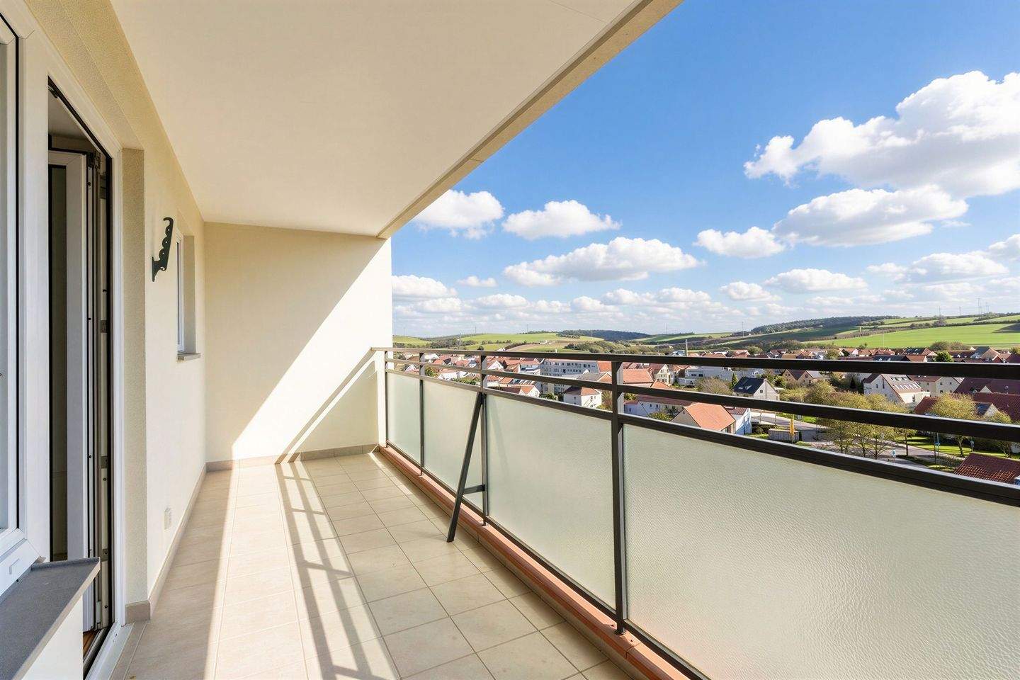 Immobilie in Rottendorf - Ein-Zimmer-Wohnung über den Dächern von Rottendorf mit Südbalkon, Einbauküche und Tiefgarage - Bild 2