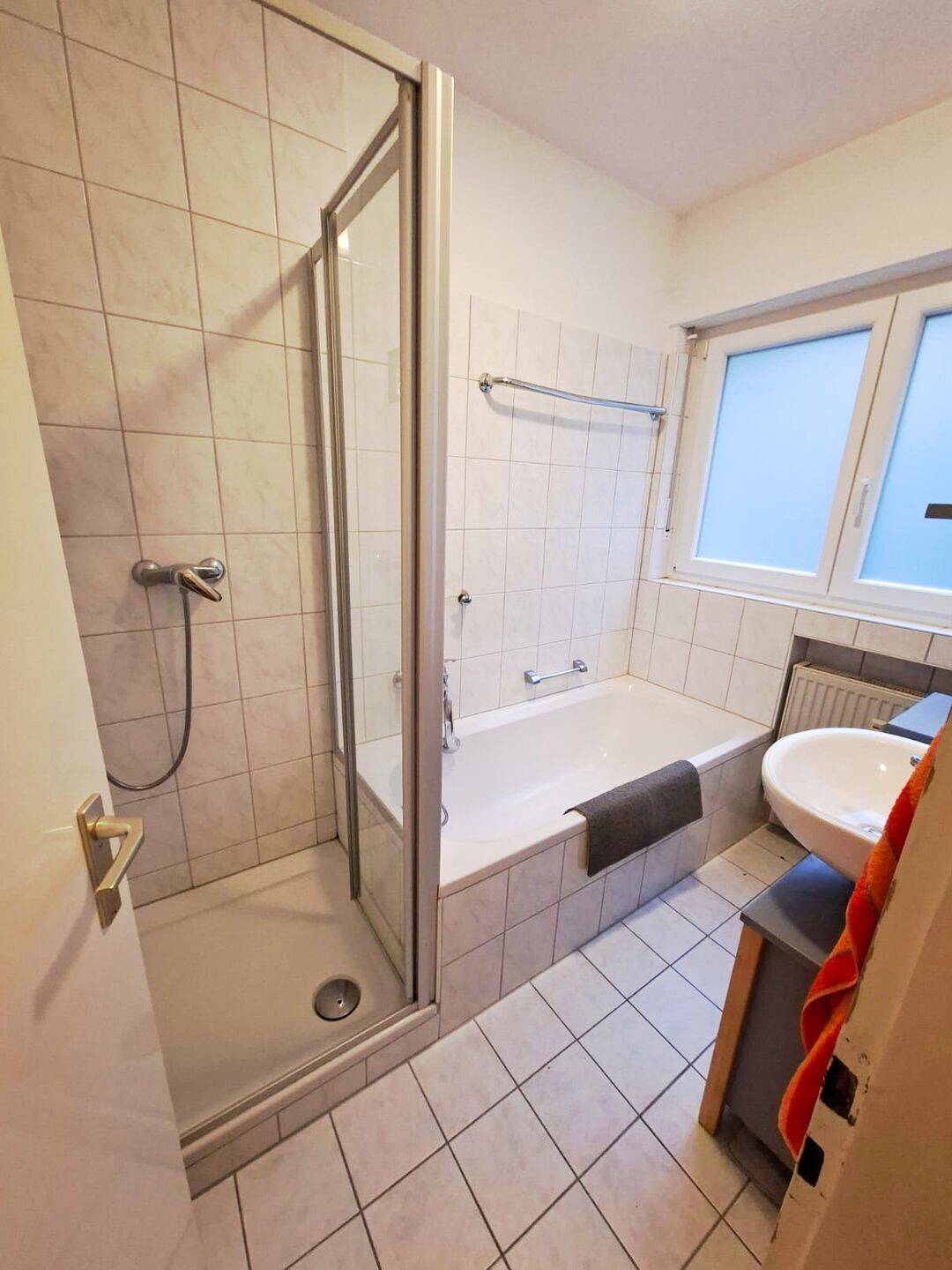 Immobilie in Dittelbrunn - Zweifamilienhaus mit Garagen und Photovoltaik-Anlage - Dittelbrunn - Bild 1