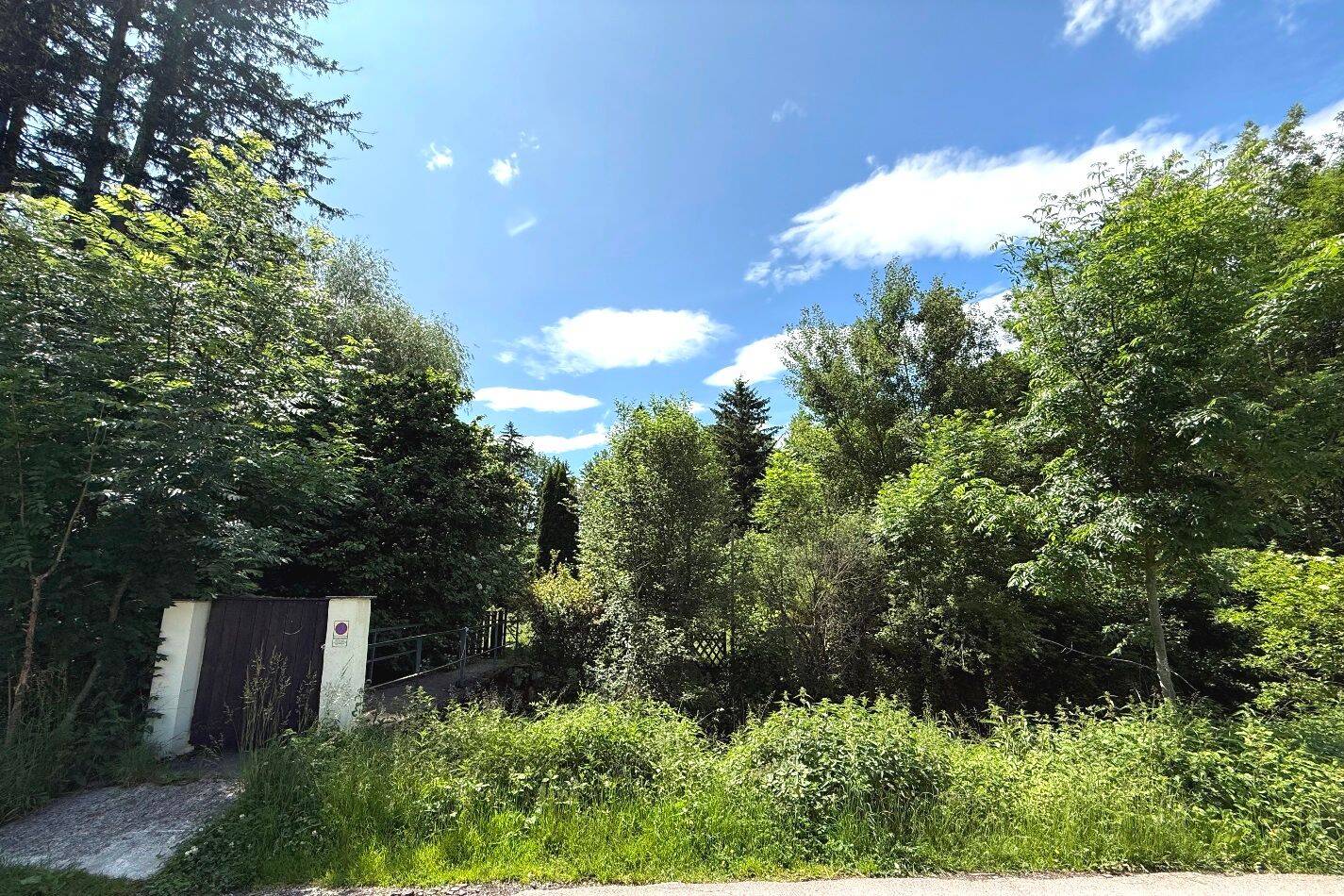 Ruhiges Naturidyll in Dachau-Süd: 2.376 m² Gartenland mit Zugang über eigene Fußgängerbrücke