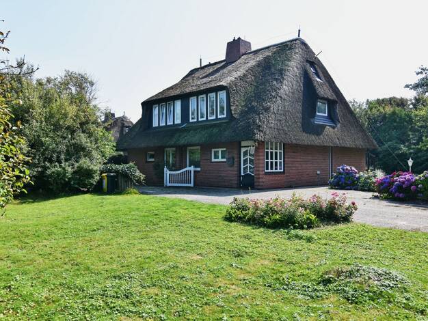 Haus zum Kauf 1.760.000 € 4 Zimmer 110 m² 1.025 m² Grundstück Wenningstedt Wenningstedt-Braderup (Sylt) 25996