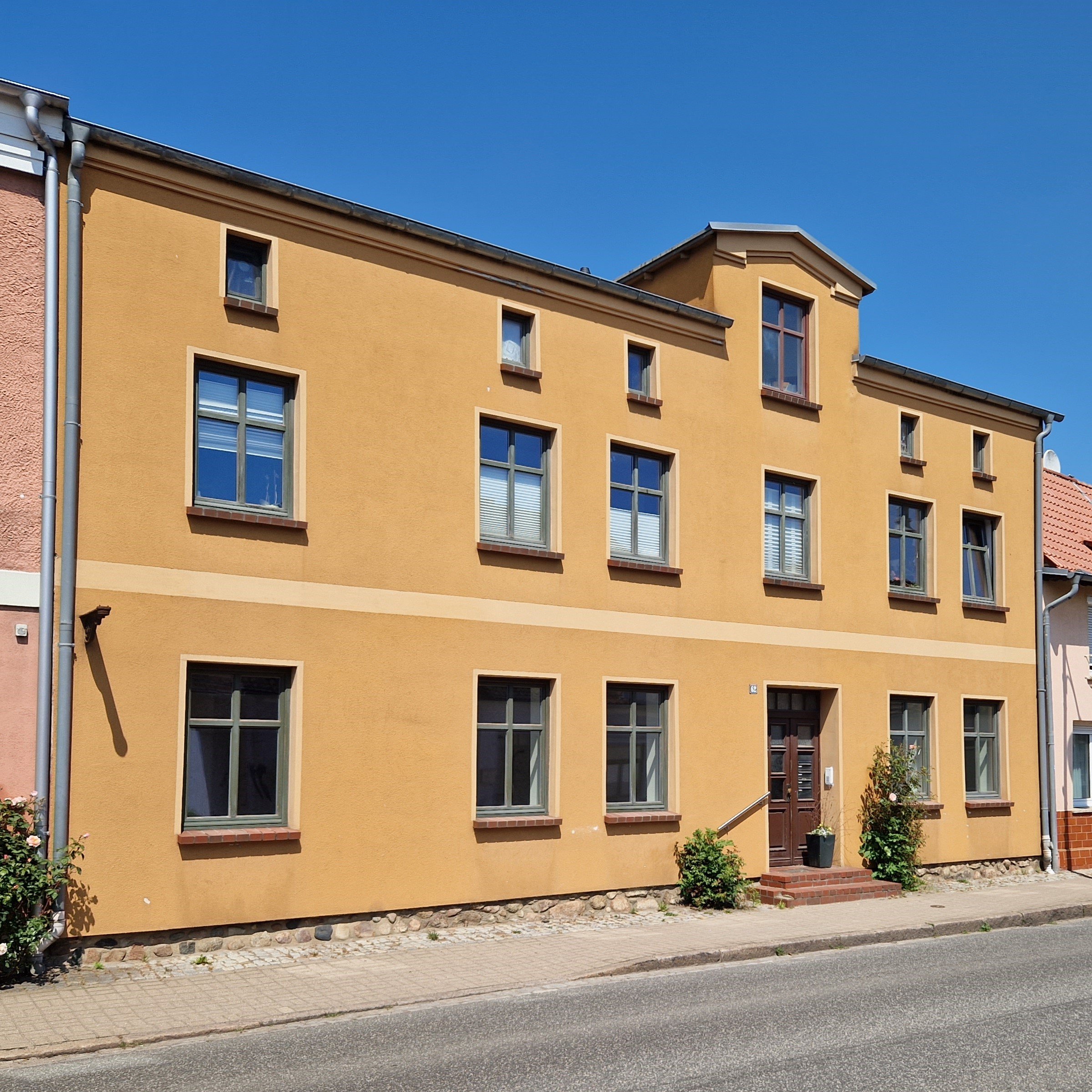 Mehrfamilienhaus zum Kauf als Kapitalanlage geeignet 387.500 € 16 Zimmer 275,7 m²<br/>Wohnfläche 588 m²<br/>Grundstück Rostocker Straße 62 Tessin 18195