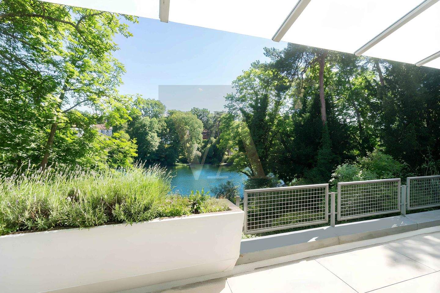 Luxuriöses Private Townhouse direkt am Hubertussee mit Garten & Seeblick – Grunewald