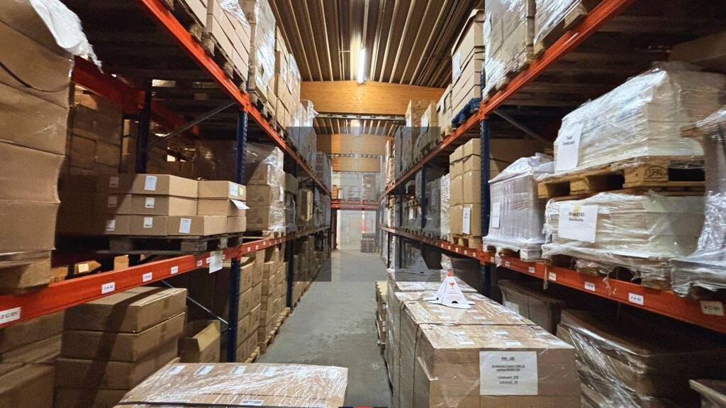 Sanierte Gewerbeimmobilie mit moderner Halle und PV-Anlage in Ahrensburg