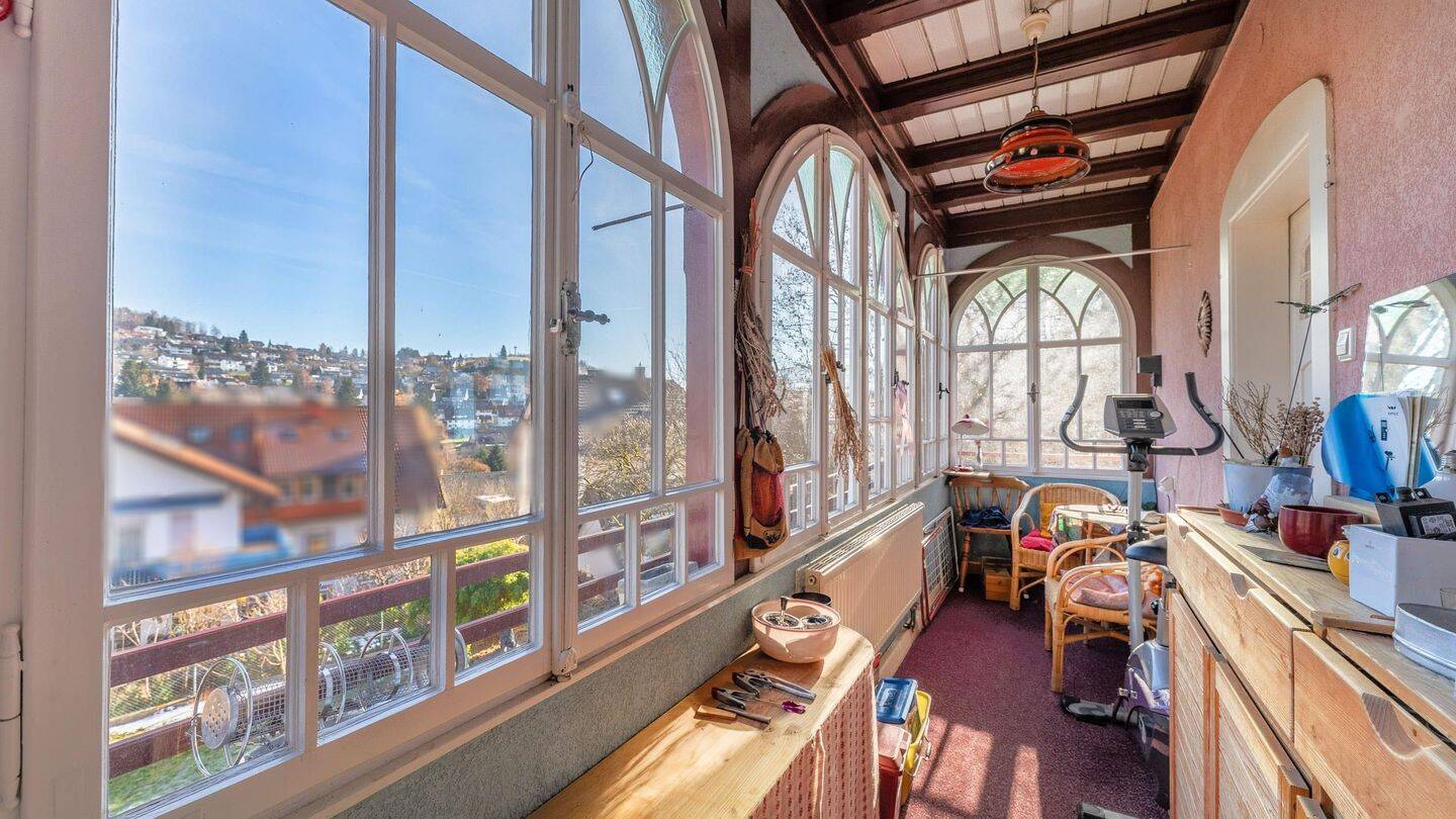 Immobilie in Titisee-Neustadt - Herrschaftliches Dreifamilienhaus mit Villencharakter - reprästentativ, flexibel, werthaltig. - Bild 2