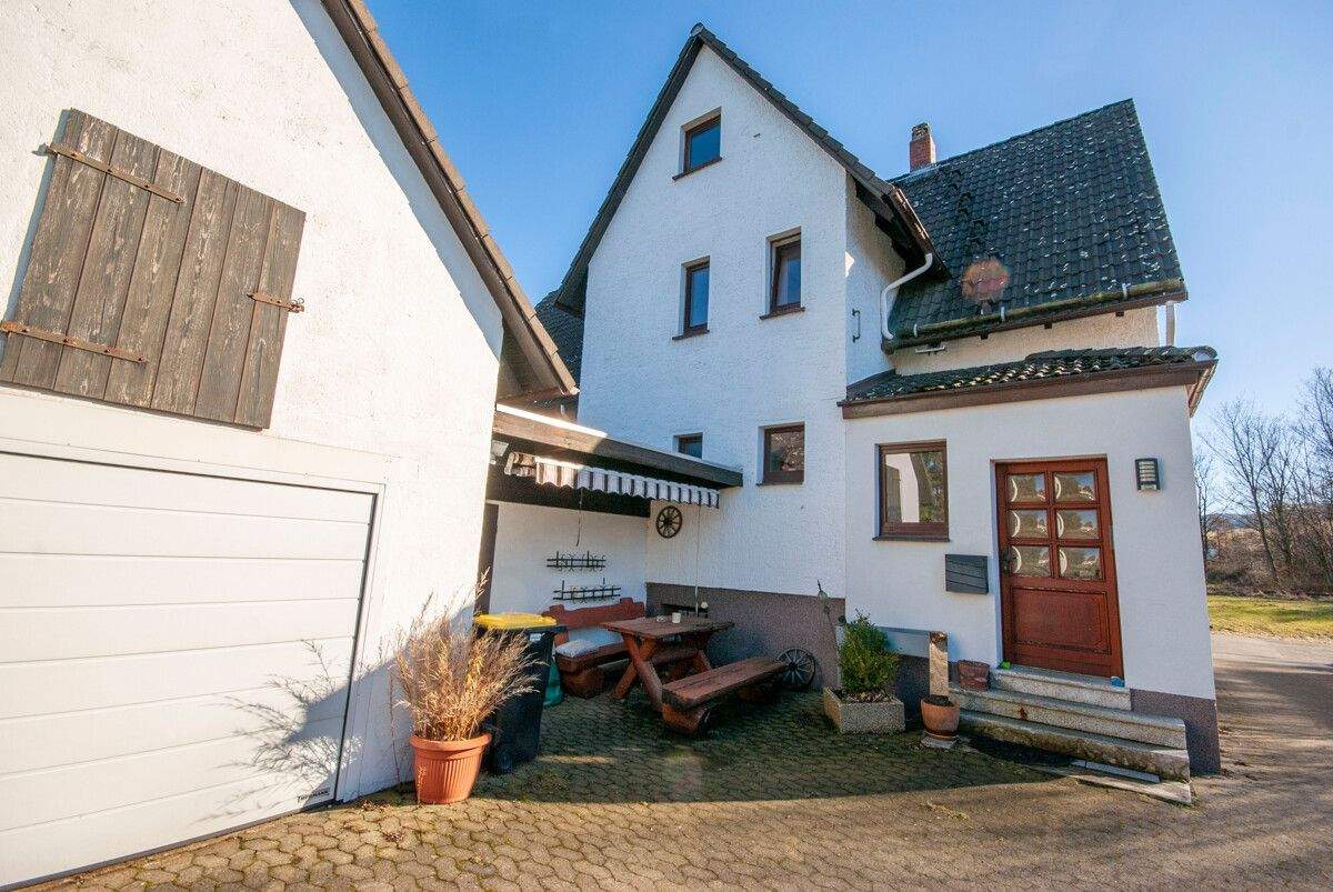 Immobilie in Bad Harzburg - Solides Zweifamilienhaus mit großzügigem Grundstück in Harlingerode - Bild 1