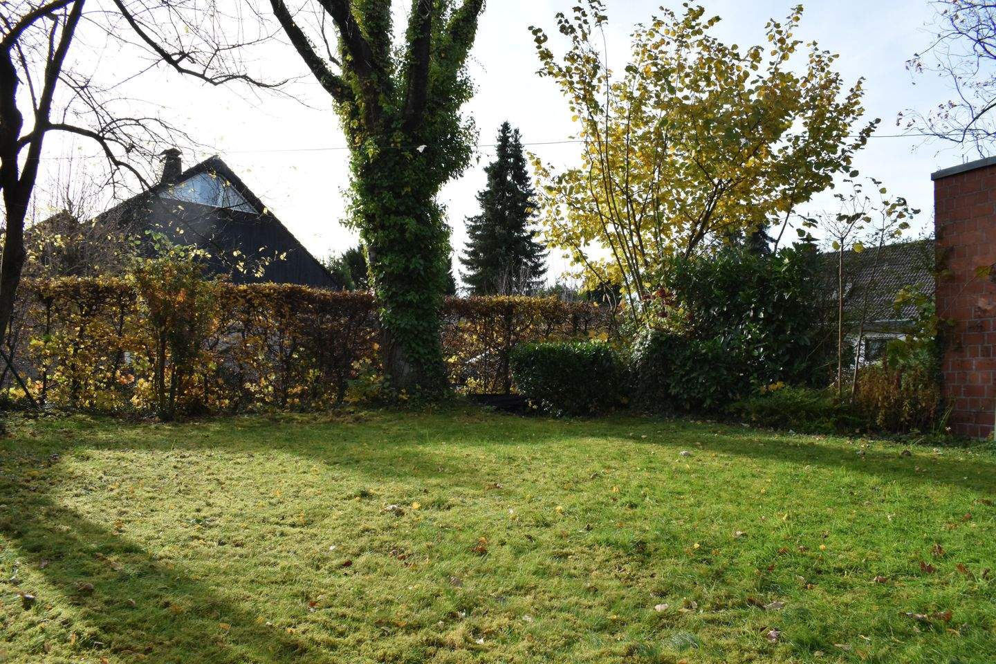 Immobilie in Ratingen - Einfamilienhaus mit Einliegerwohnung in besonderer Split-Level-Architektur und Garage in Ratingen-Homberg!   - Bild 1