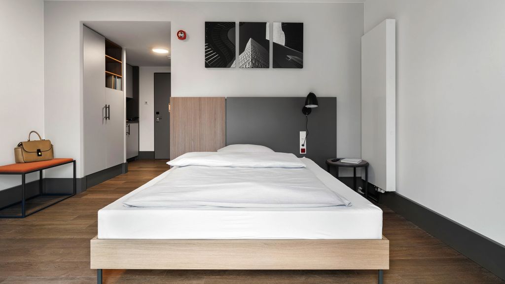 Wohnung zur Miete Wohnen auf Zeit 2.256 € 1 Zimmer 32 m²<br/>Wohnfläche 30.09.2024<br/>Verfügbarkeit Borsigallee Bergen-Enkheim Frankfurt am Main 60388