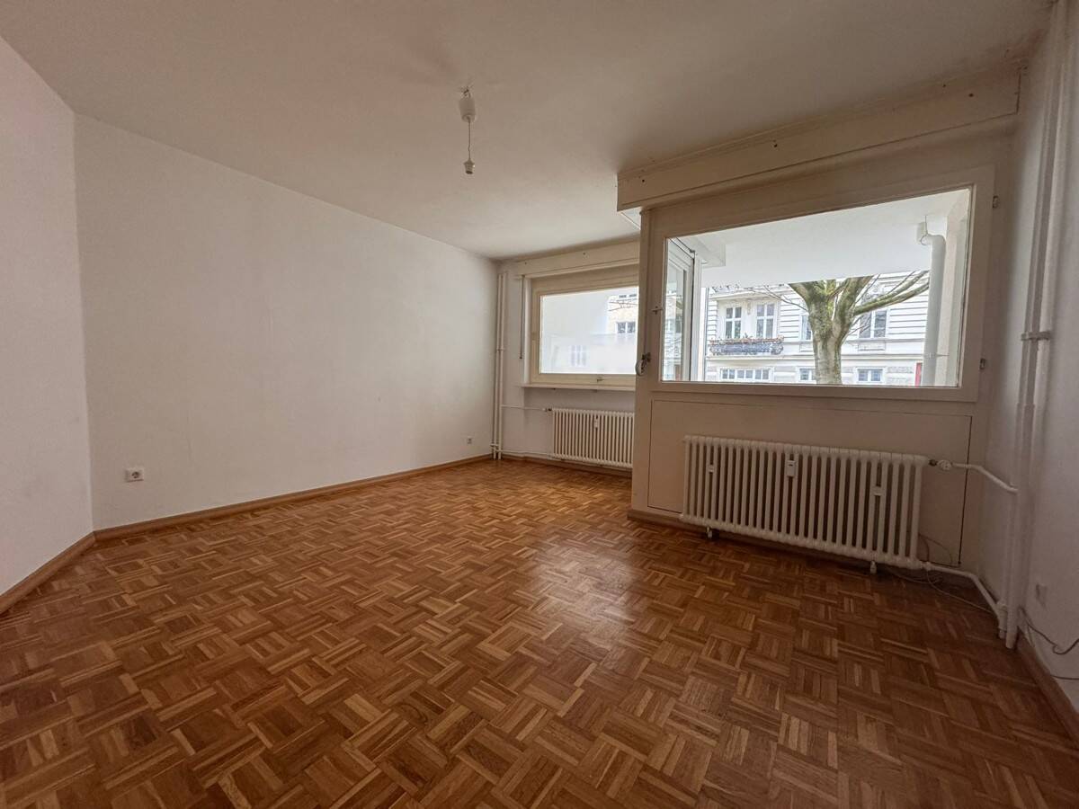 Charlottenburg: Eislebener Str: SOFORT BEZIEHBARE 4-Zimmer-Wohnung mit 74 m² - HP + SÜD-Loggia