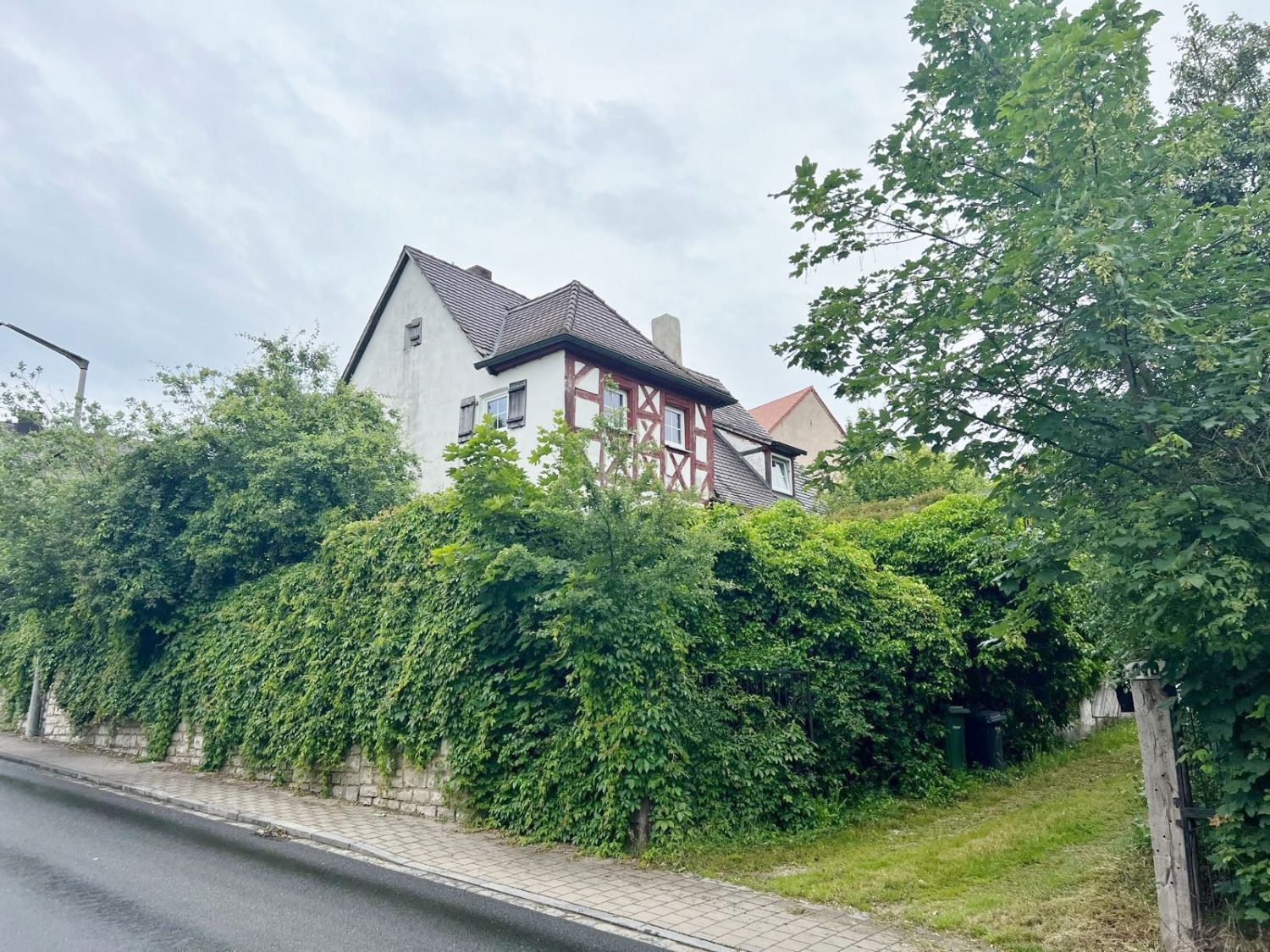 Einfamilienhaus zum Kauf 280.000 € 6 Zimmer 182 m²<br/>Wohnfläche 701 m²<br/>Grundstück Alfershausen Thalmässing 91177