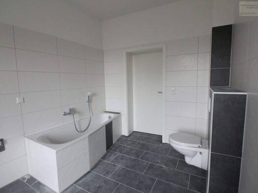 Wohnung zur Miete 559 € 3 Zimmer 98 m² 1. Geschoss frei ab sofort Wettinerstraße 43 Aue 08280