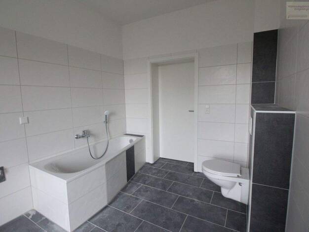 Wohnung zur Miete 559 € 3 Zimmer 98 m² 1. Geschoss frei ab sofort Wettinerstraße 43 Aue 08280