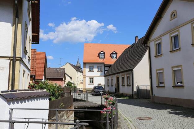 Wohnung zur Miete 1.160 € 3 Zimmer 94 m² Dachgeschoss, 2. Geschoss frei ab 01.09.2025 Bachgasse 21 Hallstadt Hallstadt 96103