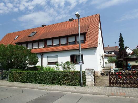 Doppelhaushälfte zum Kauf 319.000 € 4 Zimmer 100 m² 496 m² Grundstück frei ab sofort Schlachthofstraße 15 Forchheim Forchheim 91301