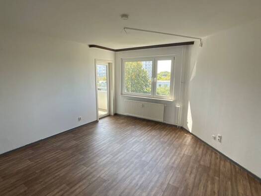 Wohnung zur Miete 659 € 3 Zimmer 81,7 m² 5. Geschoss frei ab 01.10.2026 Helsinkistraße 36 Mettenhof Mettenhof 24109
