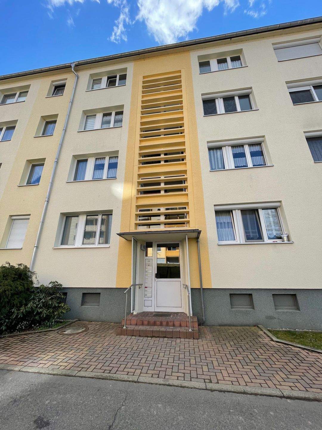 Immobilie in Weißenborn/Erzgebirge - Renovierungsbedürftige 3-Raum-Eigentumswohnung mit großem Balkon in Weißenborn - Bild 1