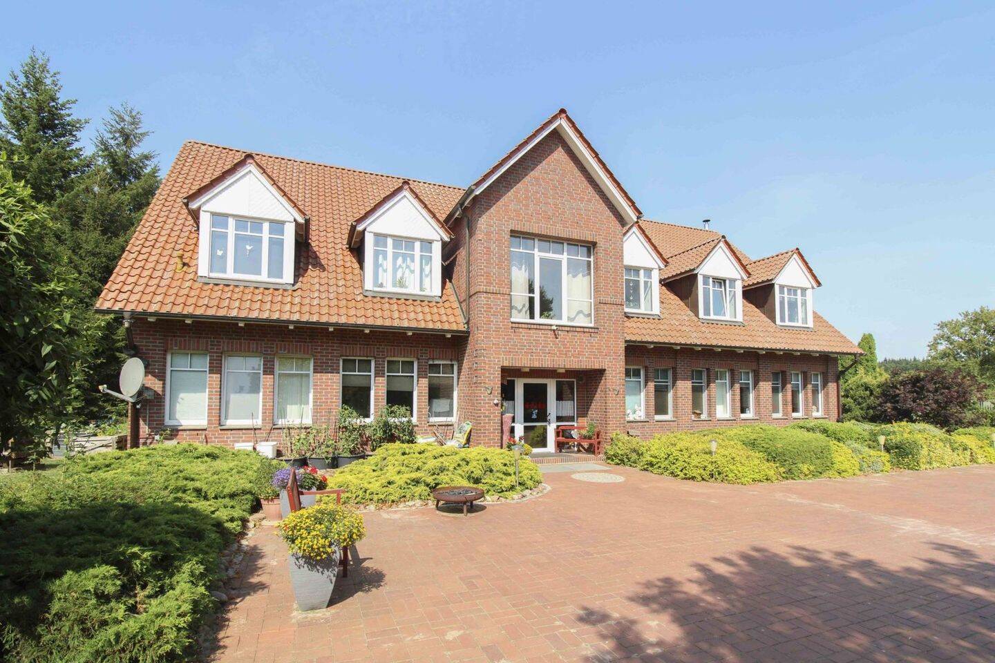 Immobilie in Groß Plasten - MFH mit 4 WE und 1 GE sowie Top-Potenzial in Feldrandlage zur flexiblen Nutzung - Bild 1