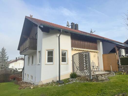 Doppelhaushälfte zur Miete 1.080 € 4,5 Zimmer 120 m² 350 m² Grundstück frei ab sofort Im Blumenfeld 35 Egglham 84385