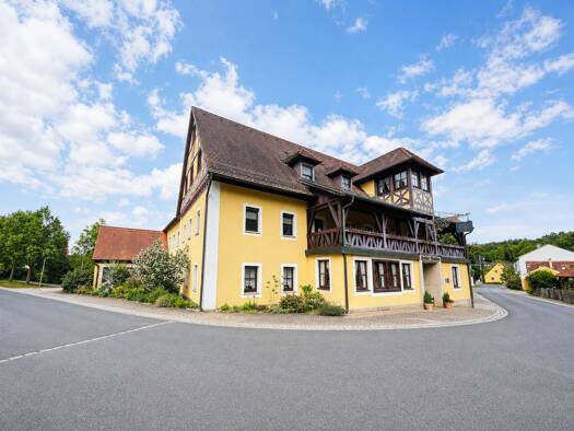 Hotel zum Kauf 1.850.000 € 14 Zimmer 30 Betten 1.877 m² Grundstück Weingartsgreuth Wachenroth 96193