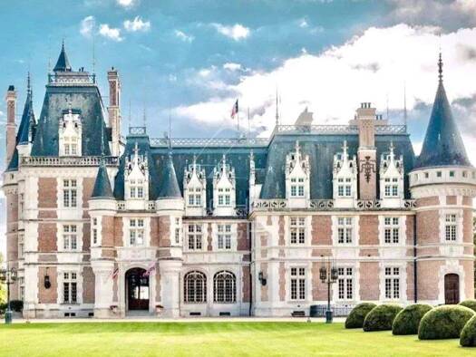 Haus zum Kauf 26.300.000 € 3.000 m² 520.000 m² Grundstück Centre Ville Bourges 18000