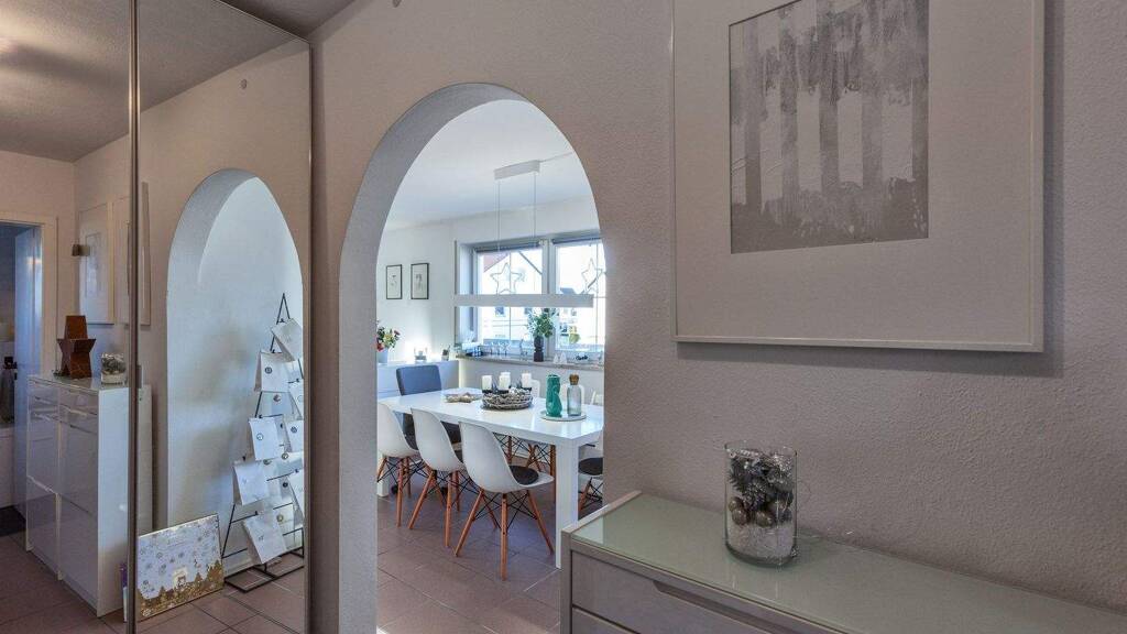 Offen und lichtbetont: Stilvolle Maisonette mit zwei Süd-West-Loggien in ruhiger Olchinger Wohnlage