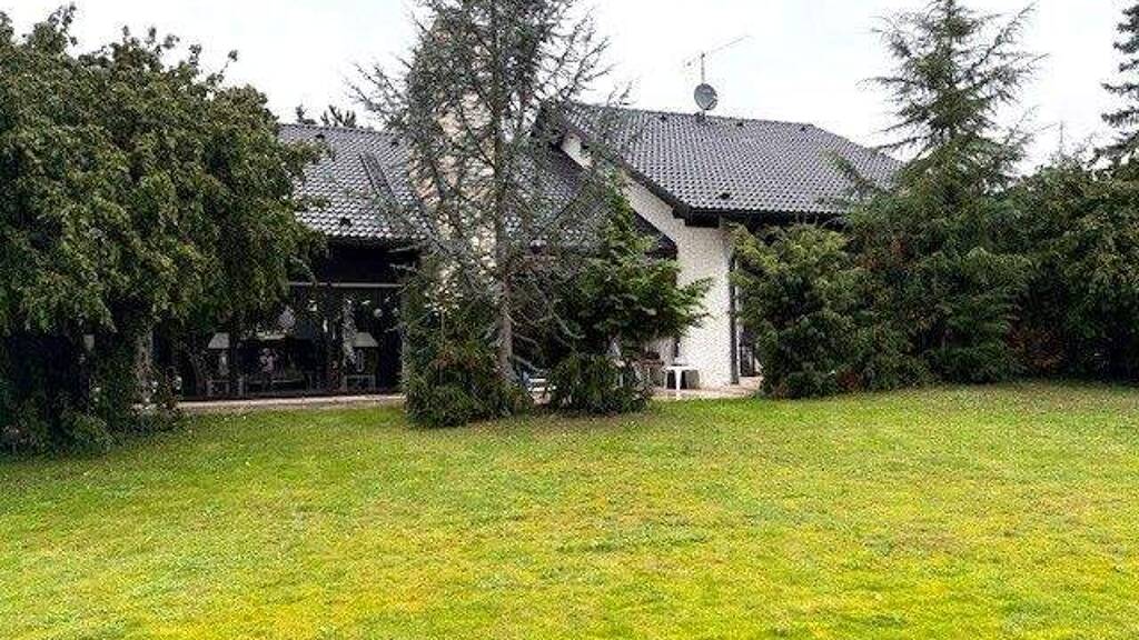 Herrschaftliches Einfamilienhaus mit villenartigem Grundstück