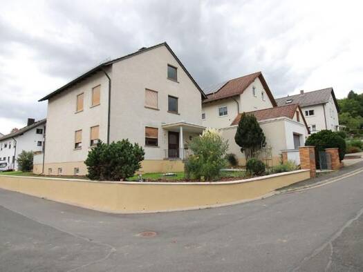 Mehrfamilienhaus zur Miete 1.350 € 7 Zimmer 215 m² 576 m² Grundstück frei ab 01.11.2026 Üchtelhausen Üchtelhausen 97532