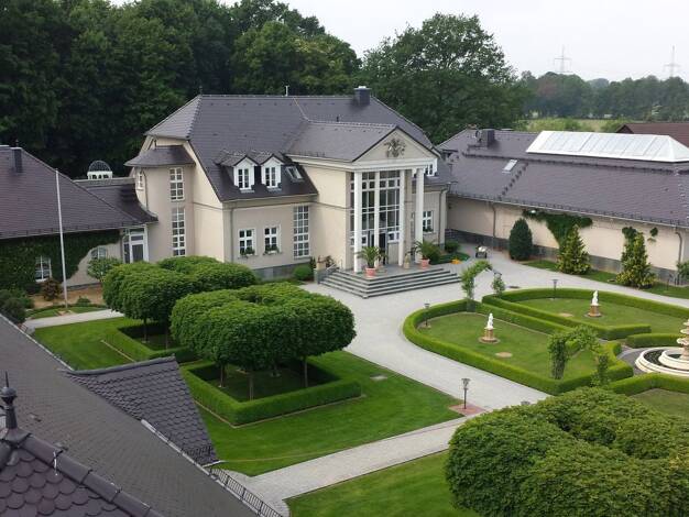 Villa zum Kauf provisionsfrei 1.350.000 € 12 Zimmer 1.082 m² 9.536 m² Grundstück Papitz Kolkwitz 03099