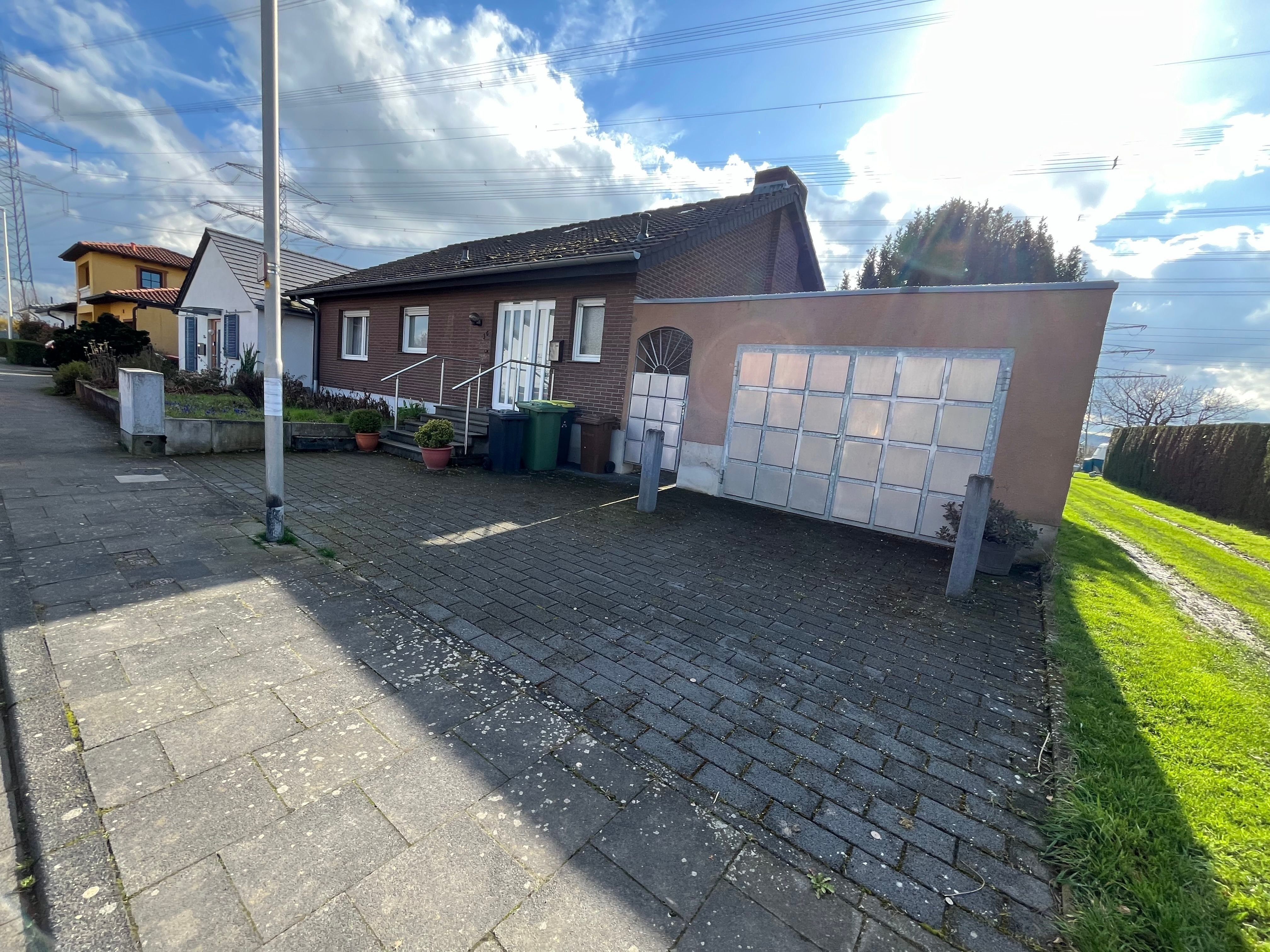 Mehrfamilienhaus zum Kauf 598.000 € 5 Zimmer 157 m²<br/>Wohnfläche 2.590 m²<br/>Grundstück ab sofort<br/>Verfügbarkeit Amselweg 36 u. 36a Meckenheim Meckenheim 53340