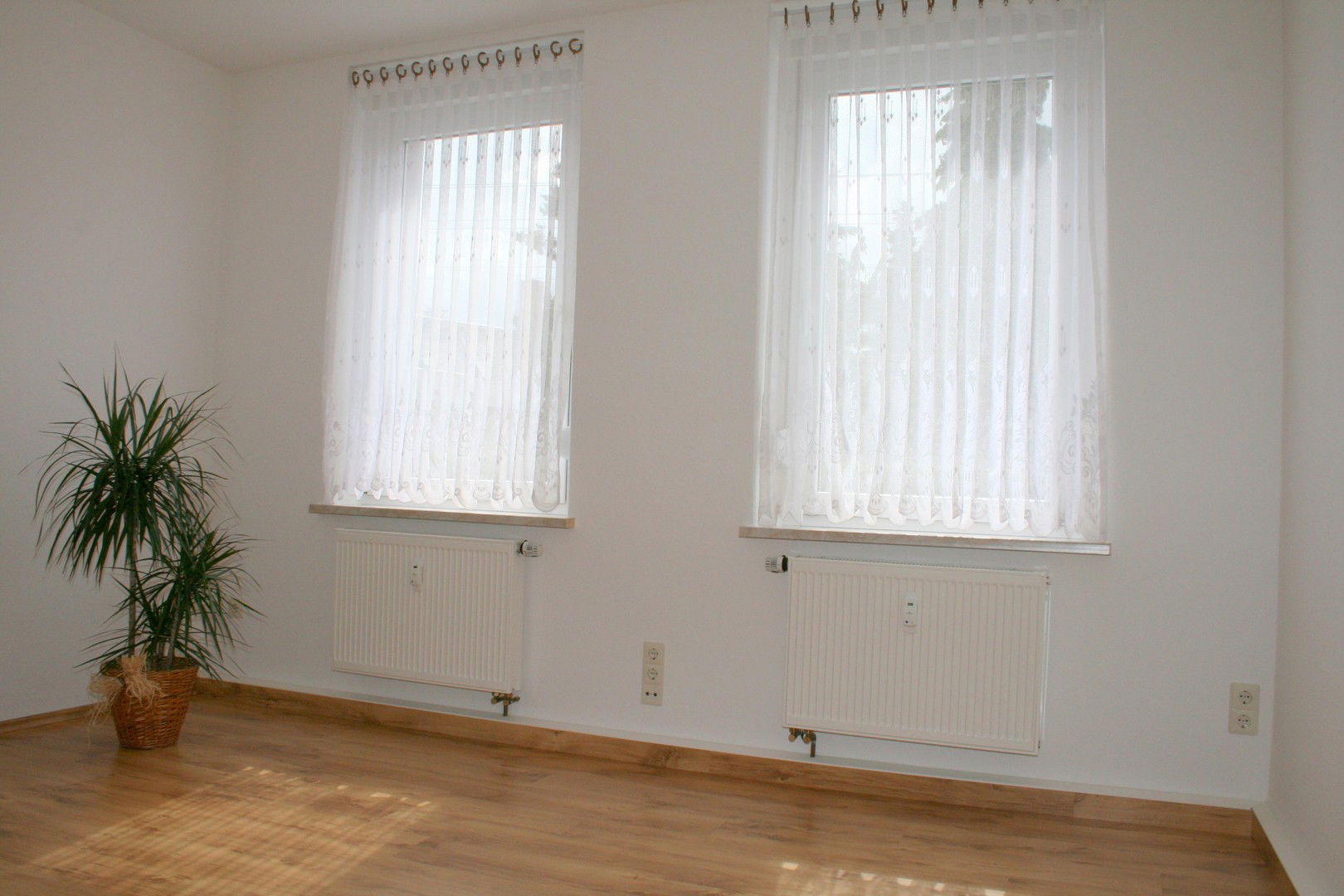 Wohnung zur Miete 300 € 2 Zimmer 57 m²<br/>Wohnfläche EG<br/>Geschoss Hauptstraße 9 Gersdorf 09355