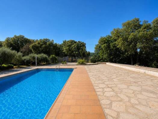 Villa zum Kauf 715.500 € 4 Zimmer 1.323 m² 24.136 m² Grundstück Terrassa 08227