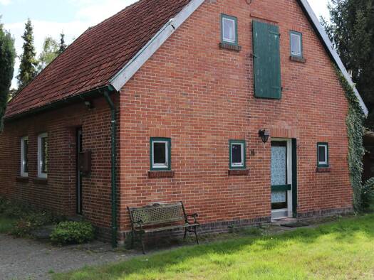 Einfamilienhaus zum Kauf provisionsfrei 175.000 € 1 Zimmer 105 m² 2.408 m² Grundstück frei ab sofort Scharrel-Bätholt Saterland 26683
