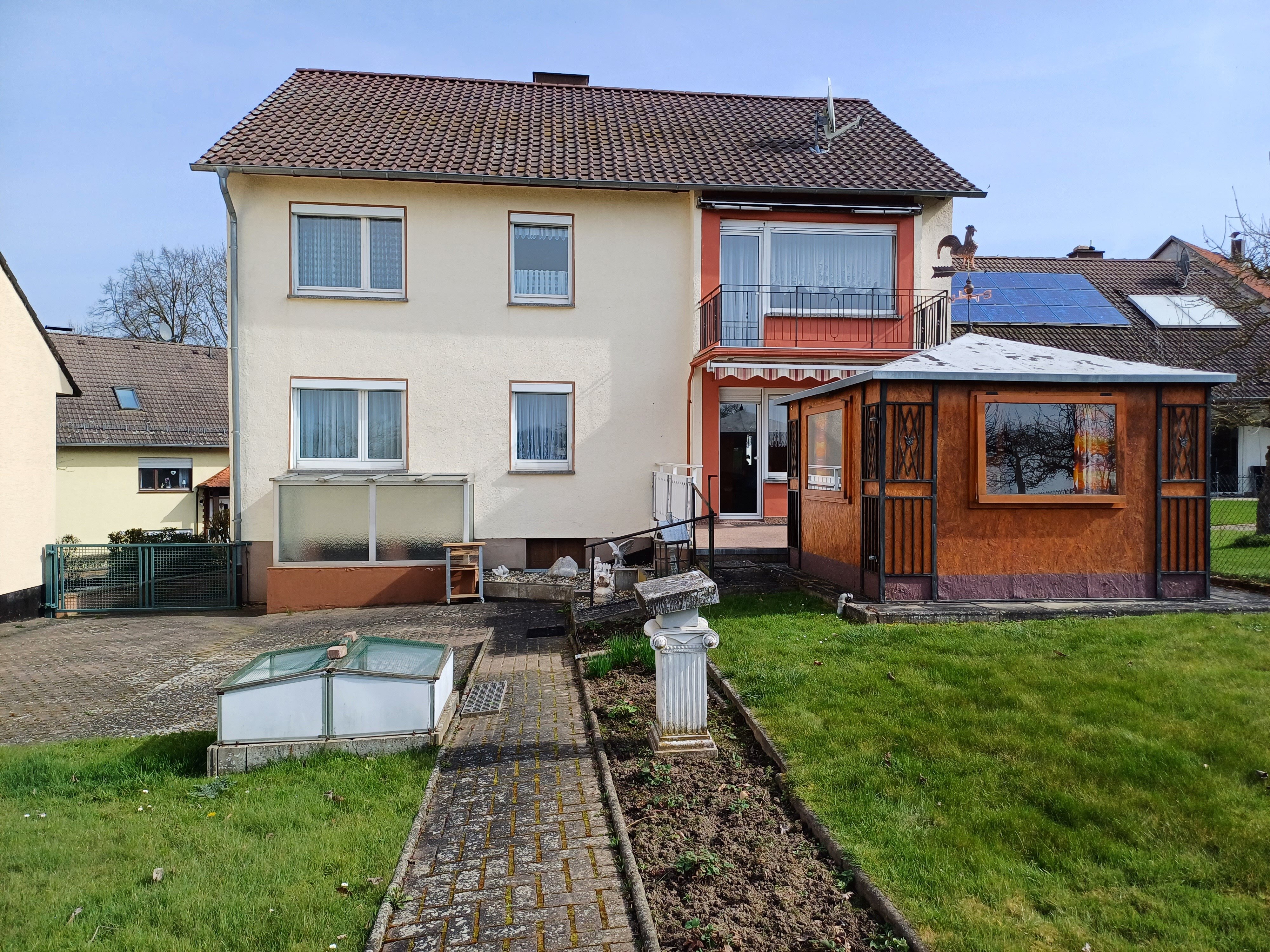 Mehrfamilienhaus zum Kauf 278.000 € 8 Zimmer 160 m²<br/>Wohnfläche 1.000 m²<br/>Grundstück ab sofort<br/>Verfügbarkeit Metze Niedenstein 34305