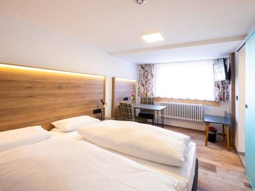 Hotel zum Kauf 390.000 € 10 Zimmer 20 Betten 630 m² Gastrofläche 850 m² Grundstück Schönenbach Furtwangen im Schwarzwald 78120