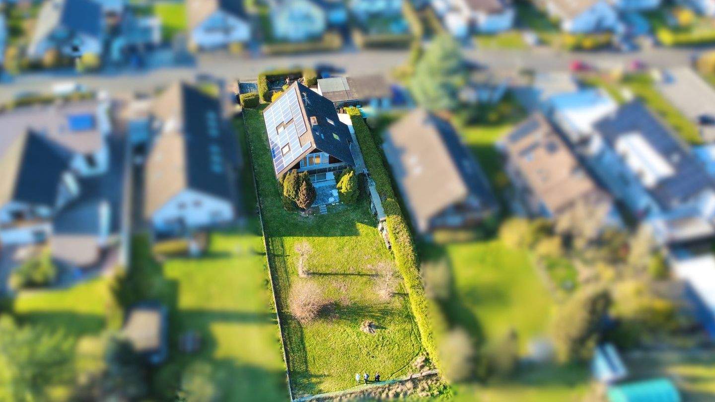 Immobilie in Lohfelden - Großzügiges Ein- bis Zweifamilienhaus mit vielseitigem Energiekonzept - Bild 0