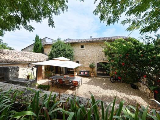 Einfamilienhaus zum Kauf 1.295.000 € 13 Zimmer 379 m² 3.155 m² Grundstück UZES 30700