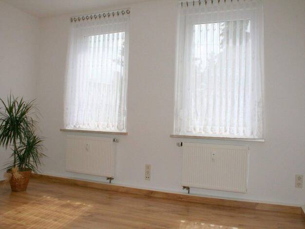 Wohnung zur Miete 300 € 2 Zimmer 57 m² EG Hauptstraße 9 Gersdorf 09355