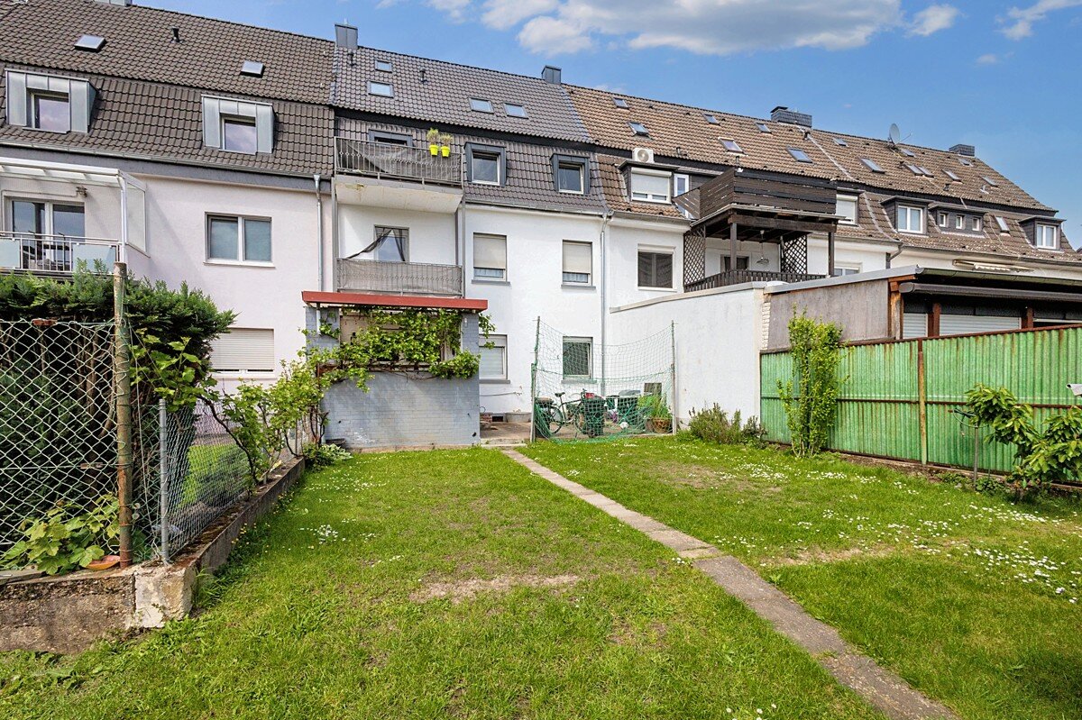 Mehrfamilienhaus zum Kauf als Kapitalanlage geeignet 619.000 € 7 Zimmer 172 m²<br/>Wohnfläche 386 m²<br/>Grundstück Stammheim Köln 51061