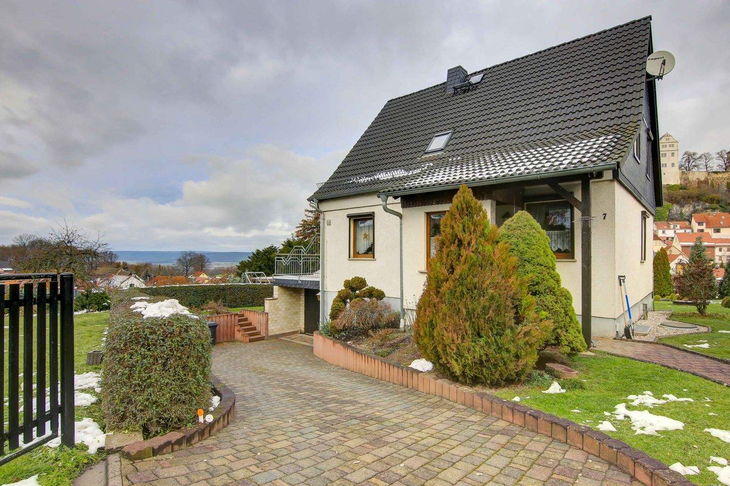 Immobilie in Ranis - Haus mit Burgblick in Ranis | EFH | Einfamilienhaus | gr. Garten | Küche EBK | Keller | Terrasse | ab sofort  - Bild 4