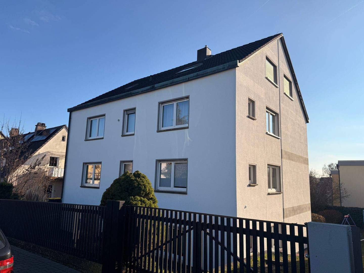 Immobilie in Zirndorf - ** ZIRNDORF; wertstabile Anlageimmobilie mit großzügiger Gartenfläche, KFZ Stellplatz und zuverlässigen Mietern ** - Bild 2