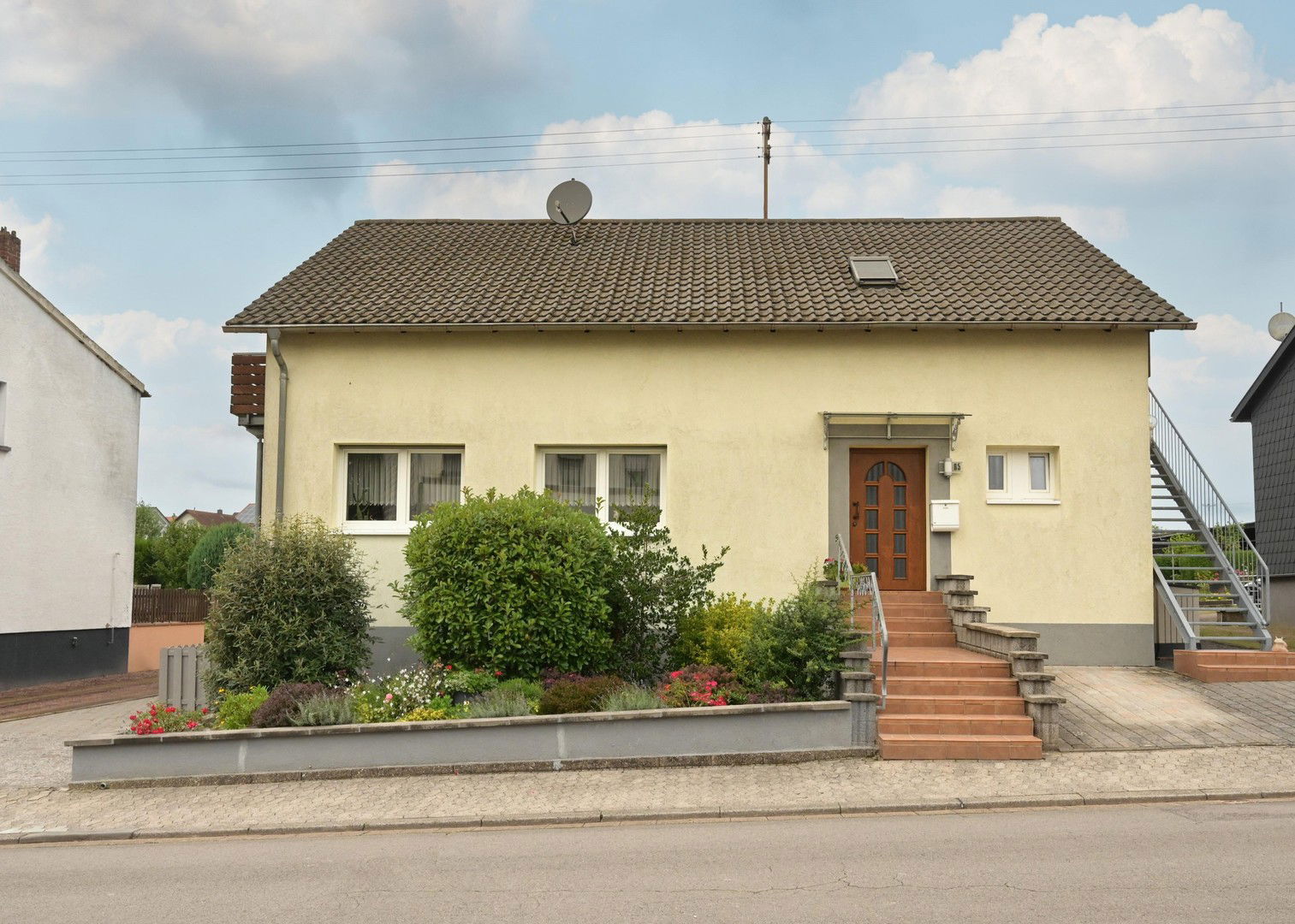 Mehrfamilienhaus zum Kauf provisionsfrei 455.000 € 10 Zimmer 237 m²<br/>Wohnfläche 850 m²<br/>Grundstück Saarwellingen Saarwellingen 66793