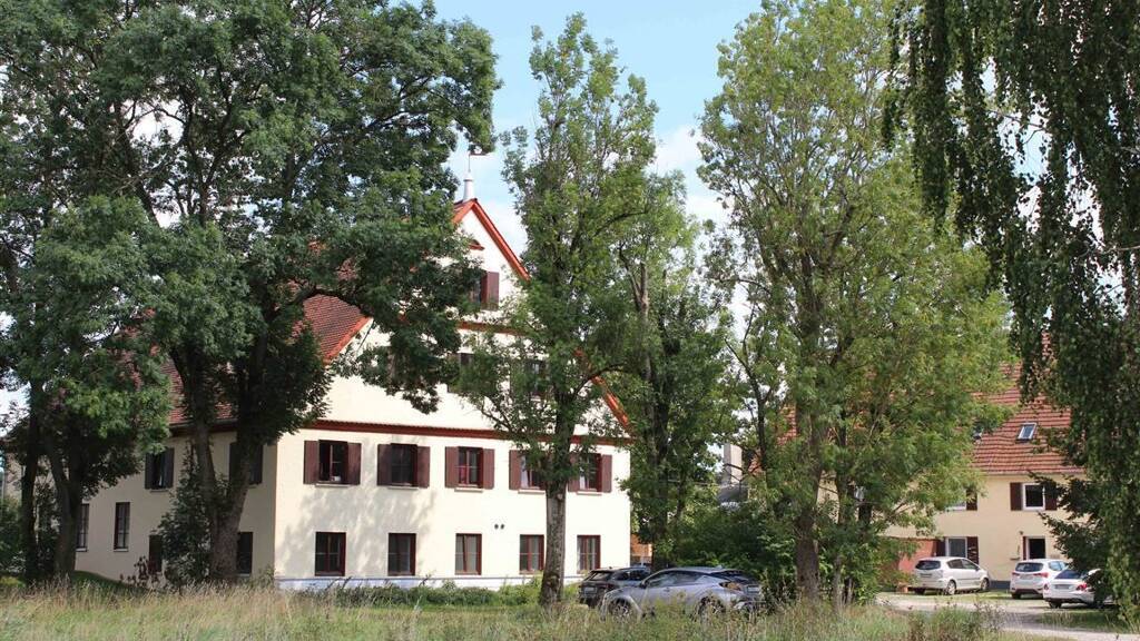 Mehrfamilienhaus zum Kauf als Kapitalanlage geeignet 1.600.000 € 933,9 m² 3.764 m² Grundstück Ellzee 89352