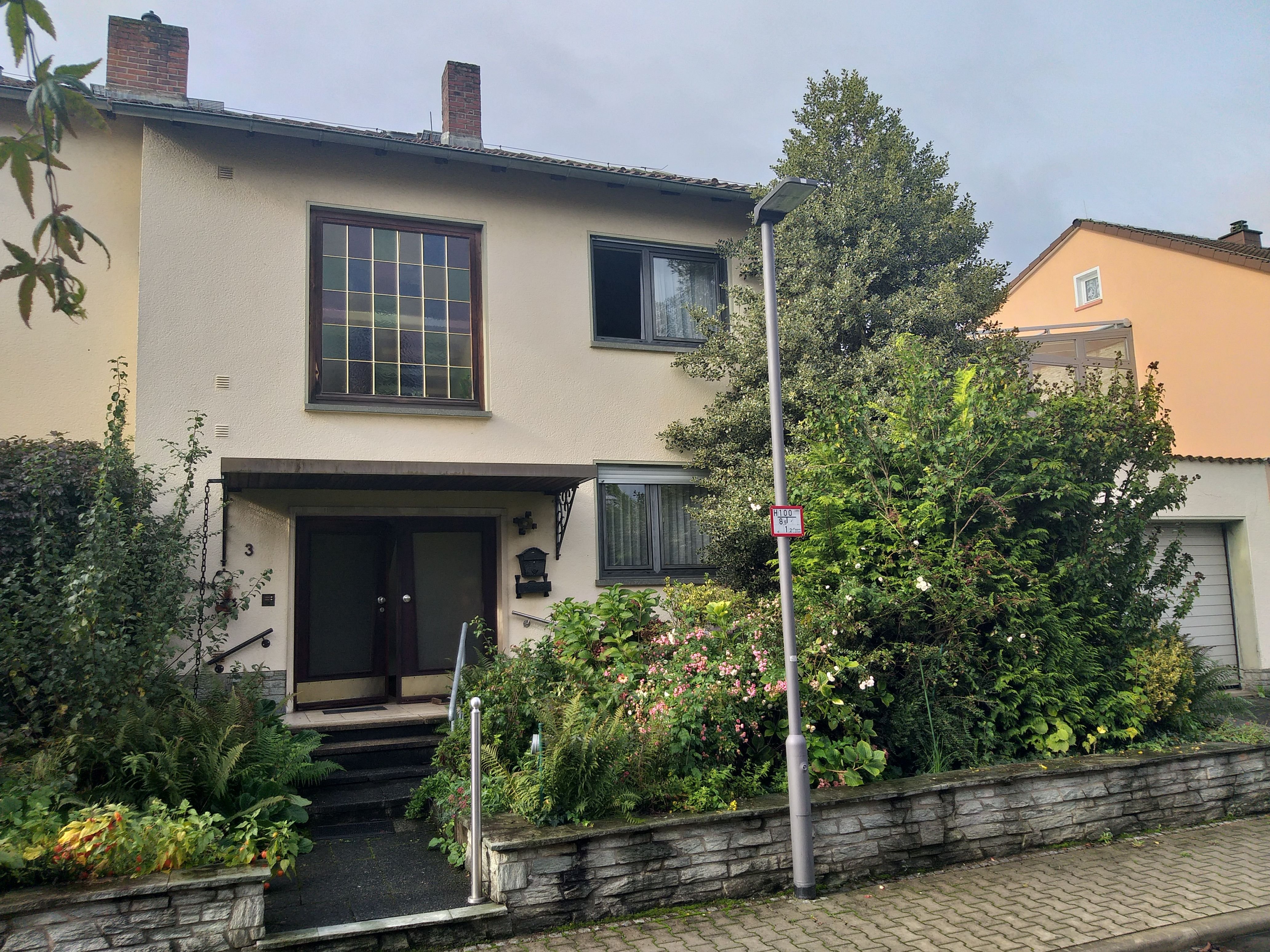 Einfamilienhaus zum Kauf provisionsfrei 800.000 € 7 Zimmer 174 m²<br/>Wohnfläche 657 m²<br/>Grundstück Brandenburger Weg Nieder-Erlenbach Frankfurt am Main 60437