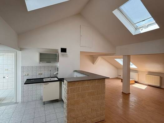 Wohnung zur Miete 700 € 3 Zimmer 93,4 m² frei ab sofort Gera 07545