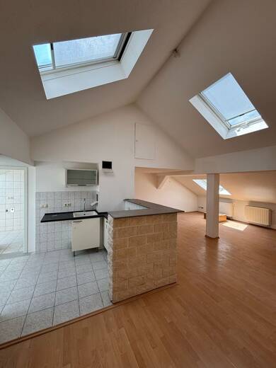 Wohnung zur Miete 700 € 3 Zimmer 93,4 m² frei ab sofort Gera 07545