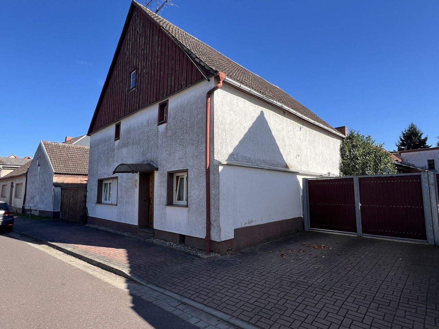 Immobilie in Genthin - Vierseitenhof mit Charakter - große Werkstatt , Sanierungspotenzial zw. Magdeburg und Berlin - Bild 1