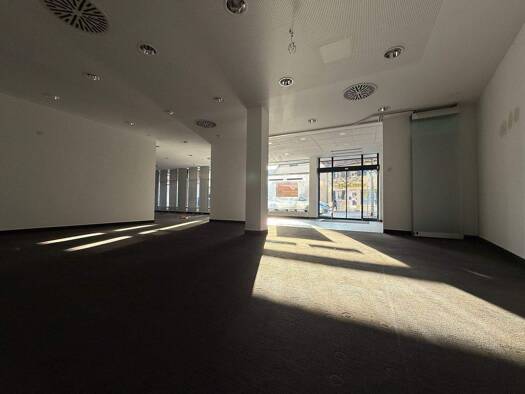 Laden zur Miete 2.950 € 5 Zimmer 234 m² Verkaufsfläche Hauptstraße 2 Zirndorf 90513