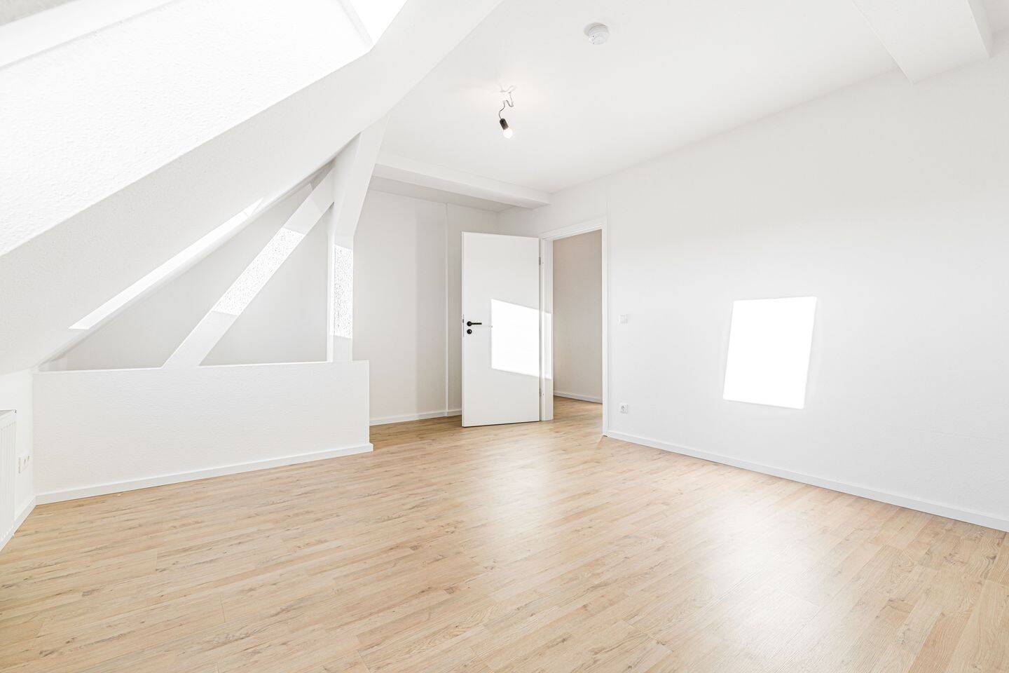 Hoch hinaus: Helle 2-Zimmer-Dachgeschosswohnung - sofort bezugsfertig – Mockauer Straße 18, 4357 Leipzig – Vorschaubild 3