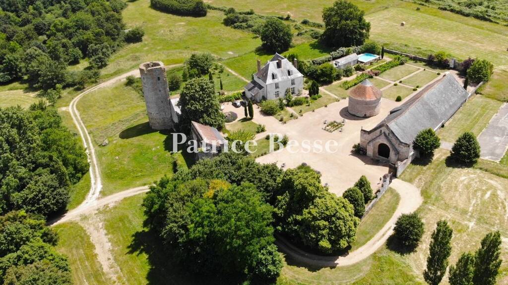 Haus zum Kauf 2.520.000 € 12 Zimmer 390 m² 345.857 m² Grundstück Centre Tours 37000