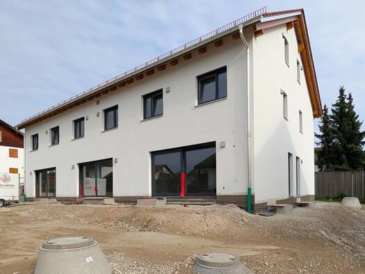 Reihenmittelhaus zur Miete - Erstbezug 1.850 € 5,5 Zimmer 140,3 m² 195 m² Grundstück frei ab 01.02.2027 Isen Isen 84424